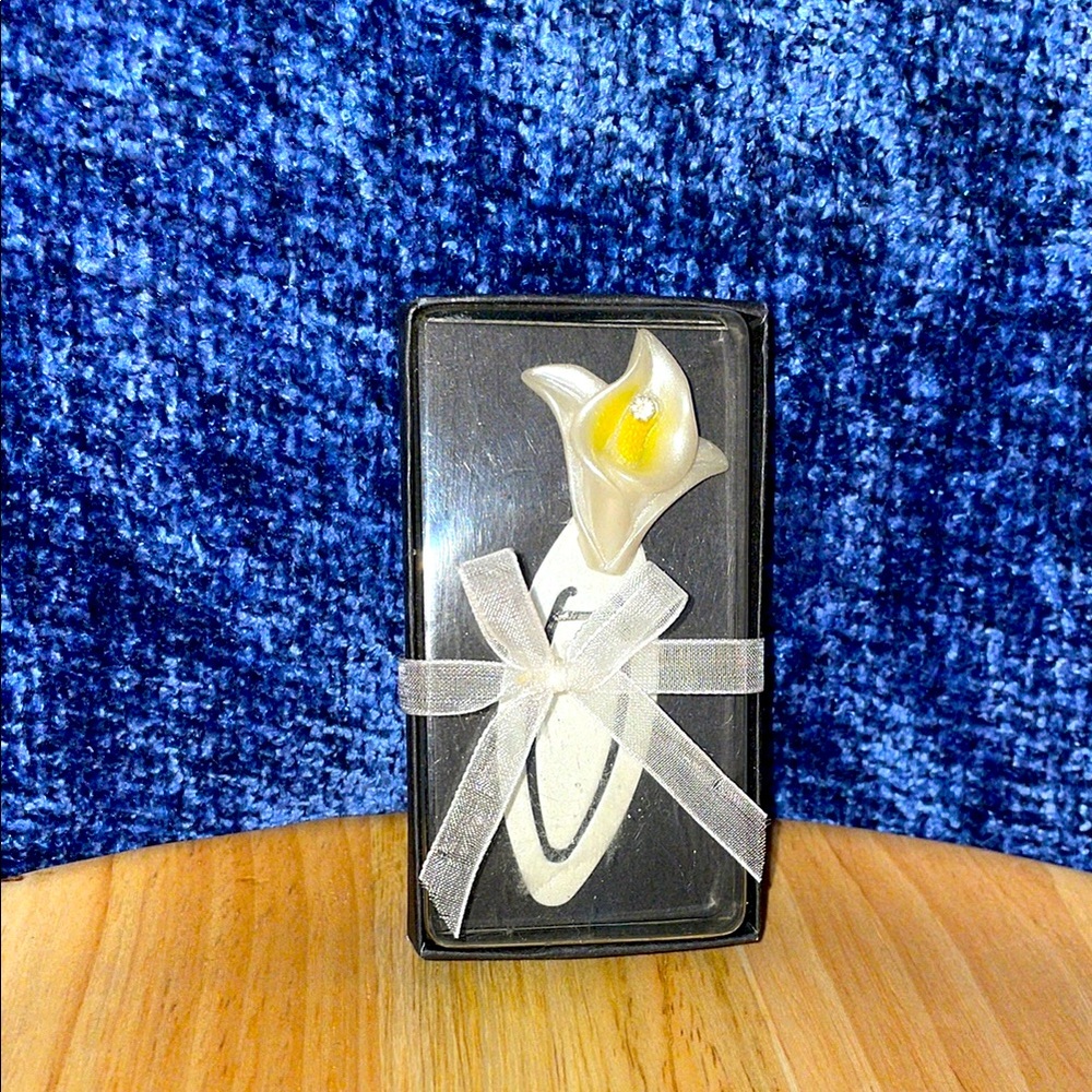 NIB Elegant Cream & Yellow Calla Lily Bookmark.